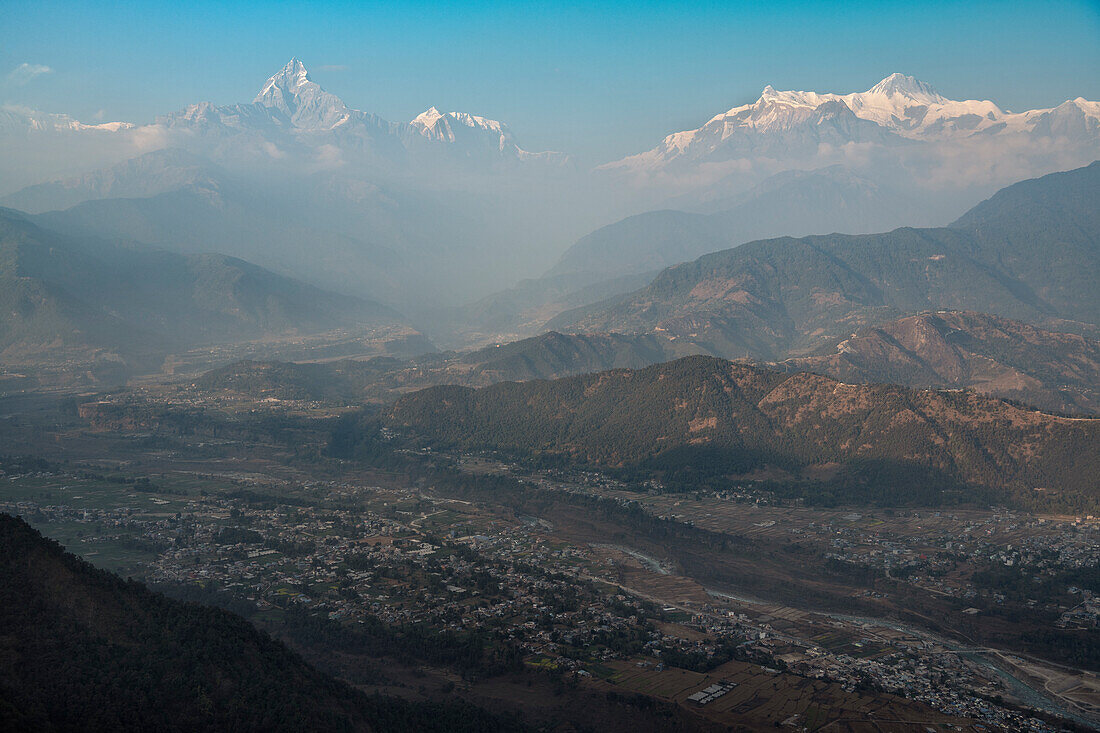 Blick von Sarangkot auf Machapucharé Berg und Annapurna Massiv, Pokhara, Kaski, Nepal, Himalaya, Asien