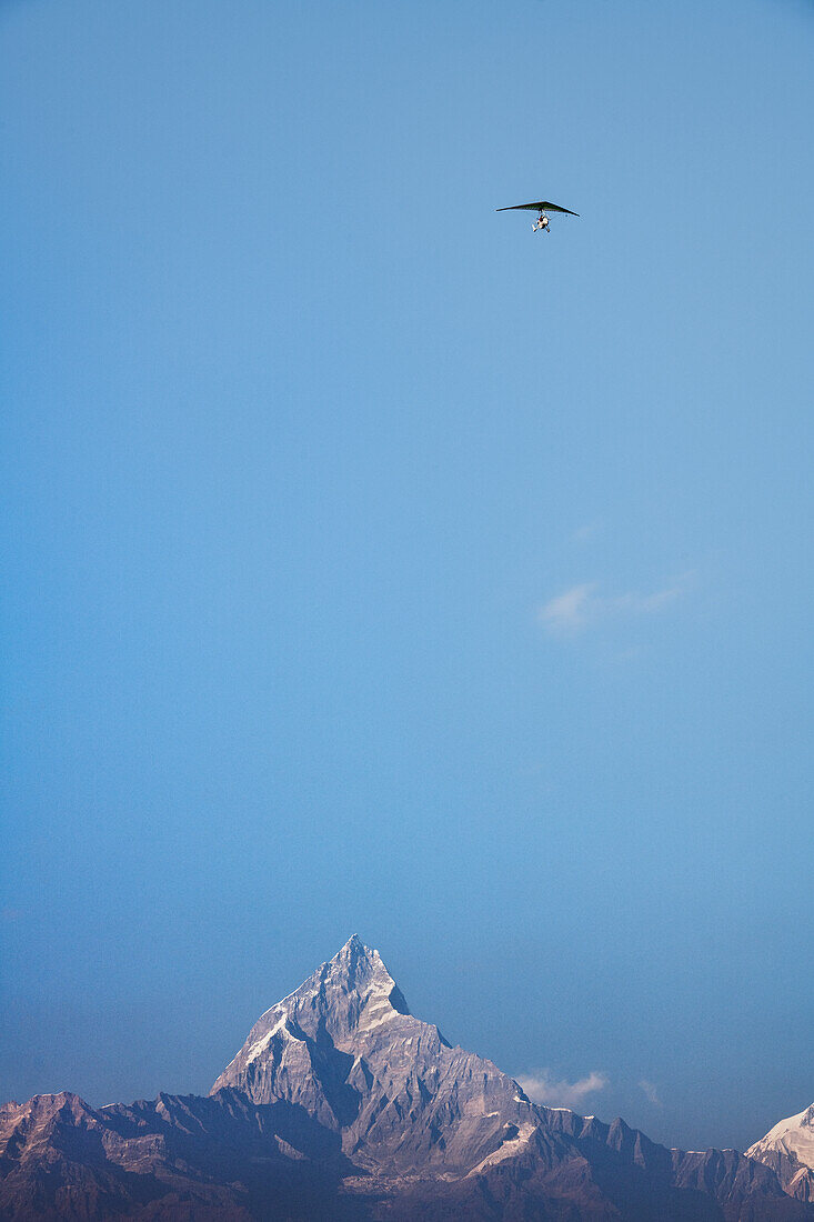 Ultraleicht Flieger umkreist Machapucharé Berg bei Pokhara, Kaski, Nepal, Himalaya, Asien