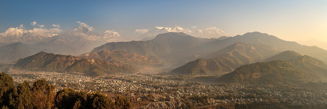 Panorama von Sarangkot auf Machapucharé Berg und Annapurna Massiv, Pokhara, Kaski, Nepal, Himalaya, Asien