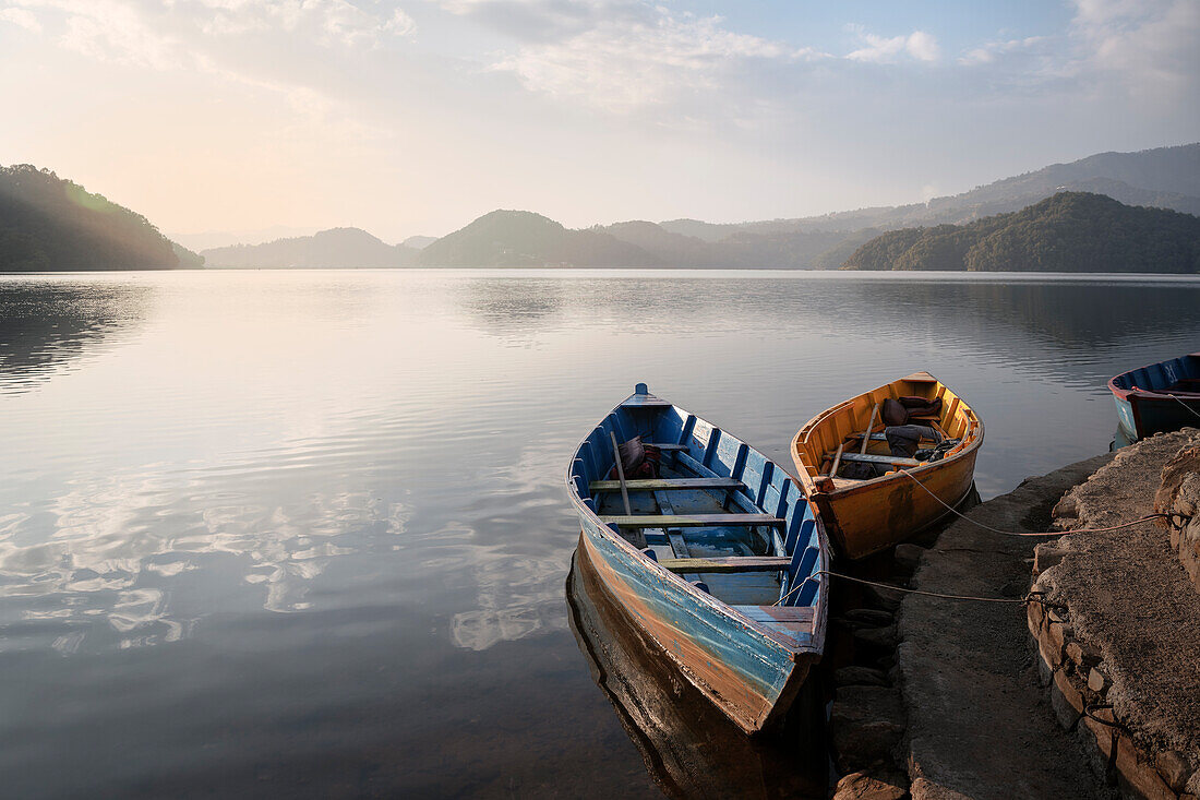 bunte Boote am Ufer des See Begnas Tal, Lekhnath nahe Pokhara, Nepal, Himalaya, Asien