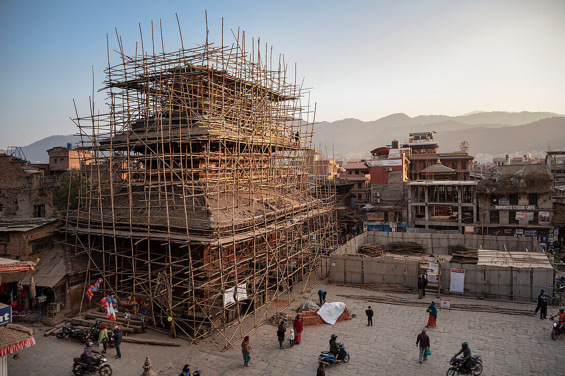 Renovierungsarbeiten an durch Erdbeben beschädigtem Tempel am Taumadhi Platz, Bhaktapur, Nepal, Himalaya, Asien