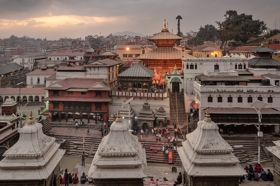 Arya Ghats (Verbrennungsstätten der höheren Kasten), Pashupatinath Tempe, Kathmandu, Nepal, Himalaya, Asien, UNESCO Weltkulturerbe