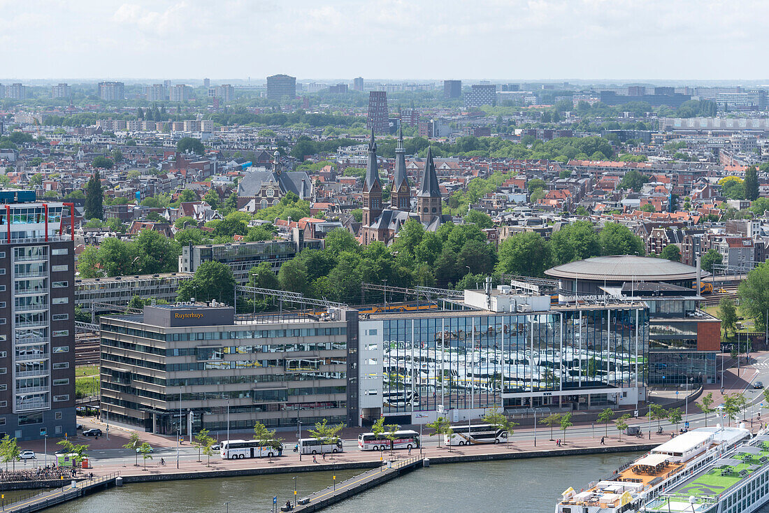 Blick vom A’DAM Tower auf Amsterdam, Stadtteil Noord, Amsterdam, Noord-Holland, Niederlande