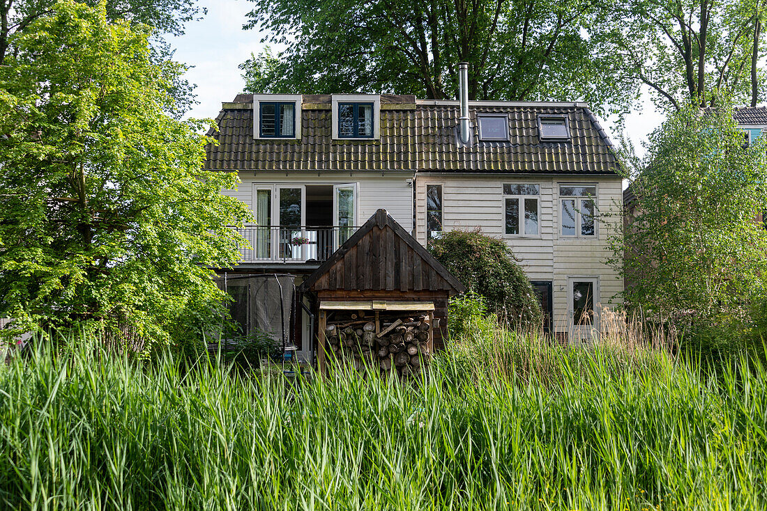Charakteristisches Wohnhaus am Schellingwouderdijk, Amsterdam, Noord-Holland, Niederlande