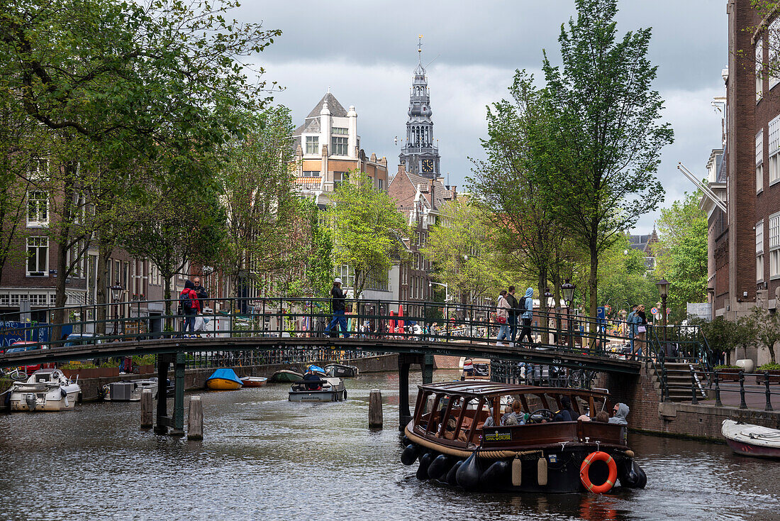 Prinsengracht mit Hausbooten, dahinter Westerkerk, protestantische Kirche, Amsterdam, Noord-Holland, Niederlande