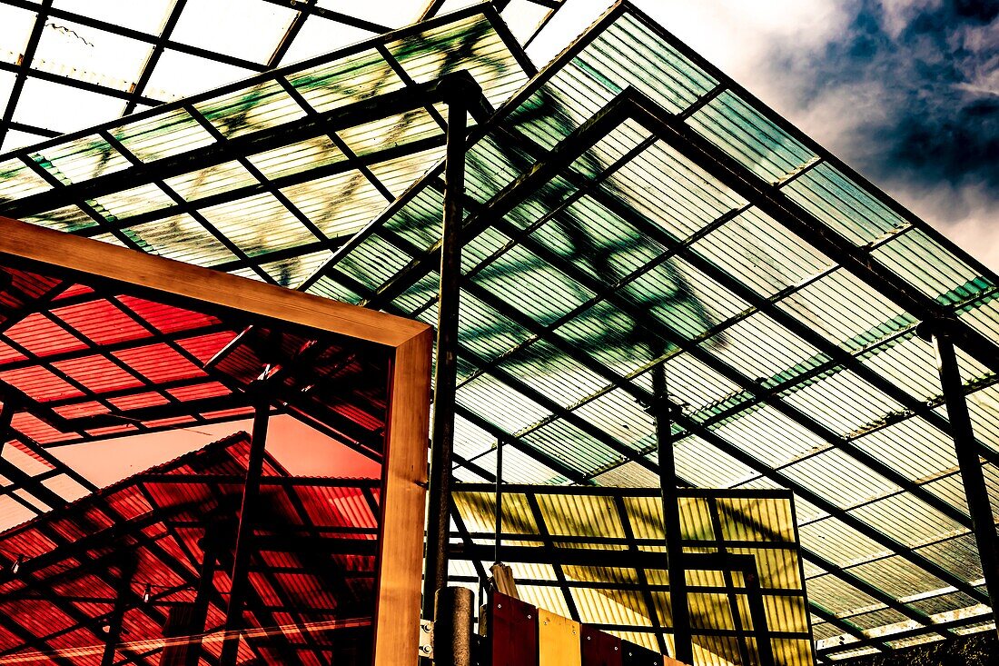 Modernes buntes Glasdach in der Schweiz.
