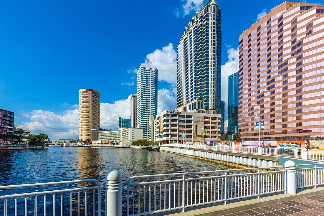 Tampa Riverwalk ein Fußgängerweg entlang des Hillsborough River in der Innenstadt von Tampa, Florida.