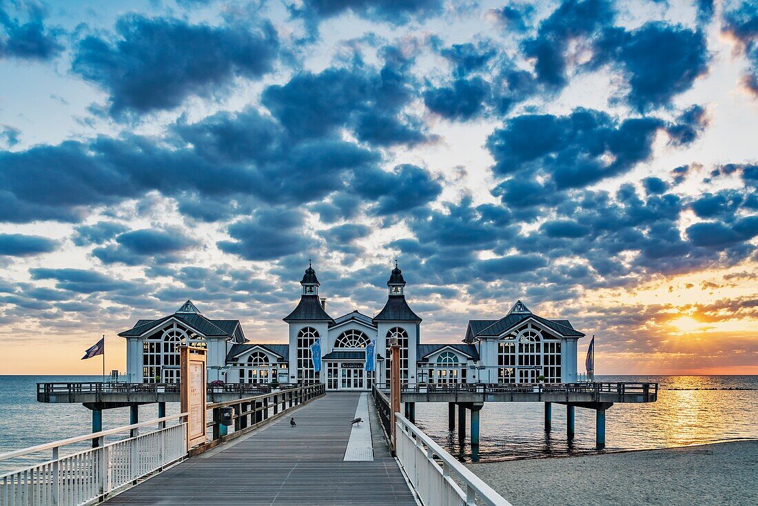 Die Seebrücke Sellin ist eine Seebrücke an der Ostsee. Die Seebrücke ist 394 Meter lang. Es wurde 1998 eingeweiht, Sellin, Insel Rügen, Landkreis Vorpommern-Rügen, Mecklenburg-Vorpommern, Deutschland, Europa.