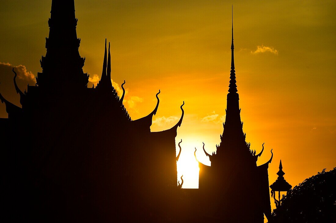 Der Königspalast bei Sonnenuntergang, Phnom Penh, Kambodscha, Südostasien.