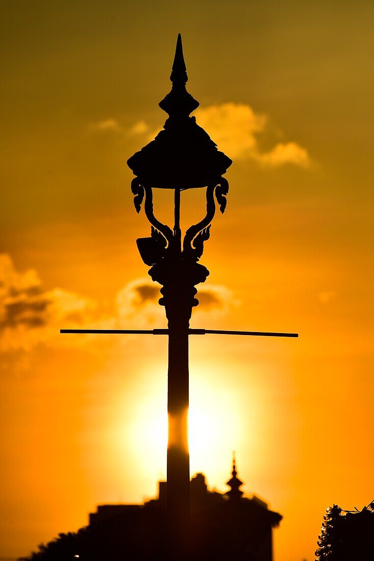 Sonnenuntergang, Laternenpfahl Royal Palace, Phnom Penh, Kambodscha, Südostasien.