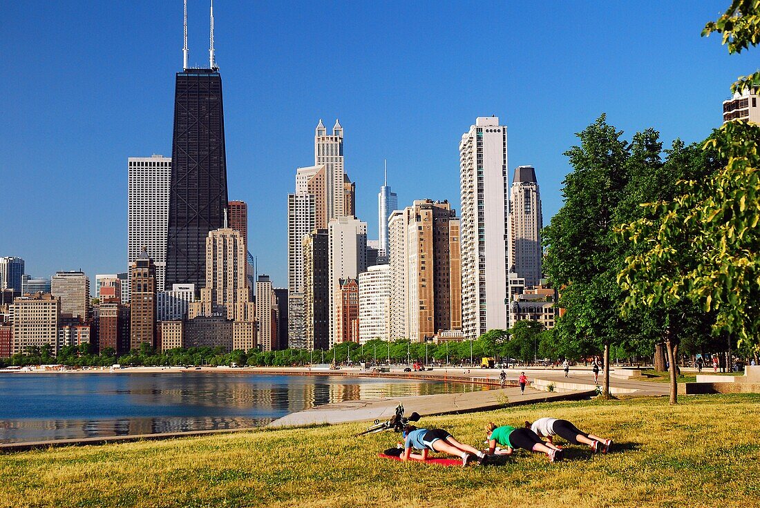 Drei Frauen trainieren entlang der Chicago Lakefront.