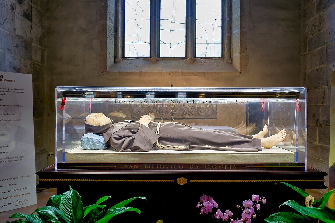 Neapel, Kampanien, Italien. Der Körper der Heiligen (San) Ludovica da Casoria in der Basilika Santa Chiara.