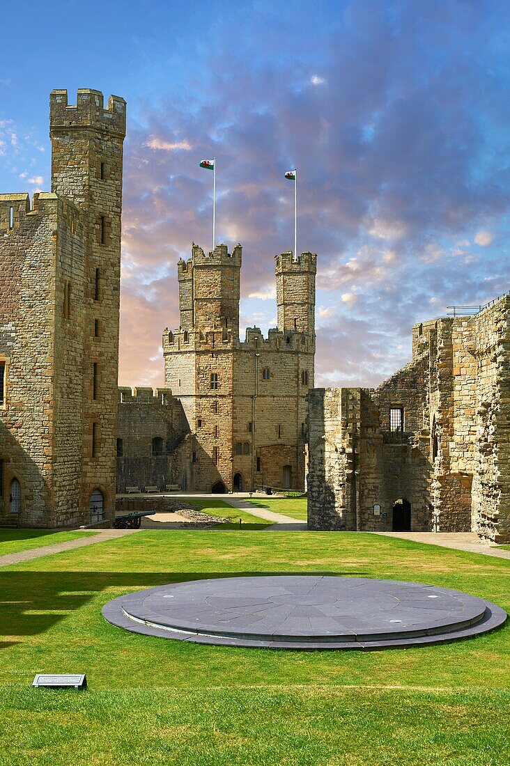 Caernarfon oder Carnarvon Castle, erbaut 1283 von König Edward I. von England, Gwynedd, Nordwestwales.