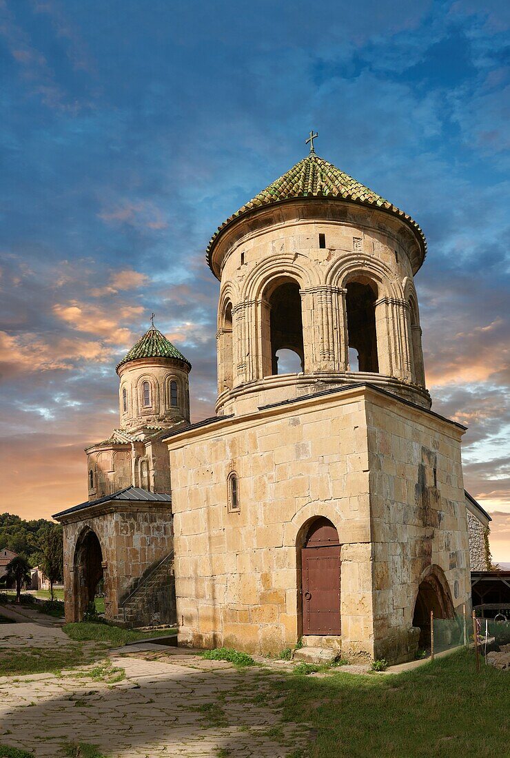 Glockenturm der georgisch-orthodoxen Kirche von Gelati mit der St. Nikolaus-Kirche aus dem 13. Jh.