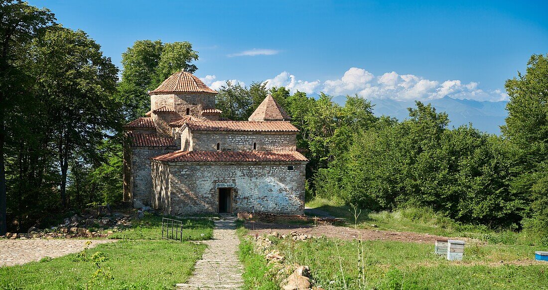 Die dreifache naive Basilika aus dem sechsten Jahrhundert, hinter der sich eine tetrakonische Kuppelkirche aus dem ersten Viertel des siebten Jahrhunderts befindet. Dzveli (Altes) Shuamta-Kloster, gegründet von einem der 13 syrischen Väter im sechsten Jahrhundert, Kachetien, Georgien (Land).