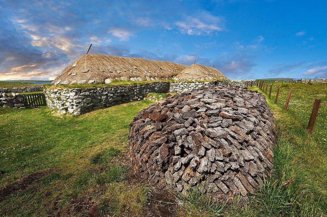 Bildunterschrift de Bild & Bild Torfstapel vor der Fassade mit Steinmauern und Strohdach des historischen Blackhouse, 24 Arnol, Bragar, Isle of Lewis, Schottland.