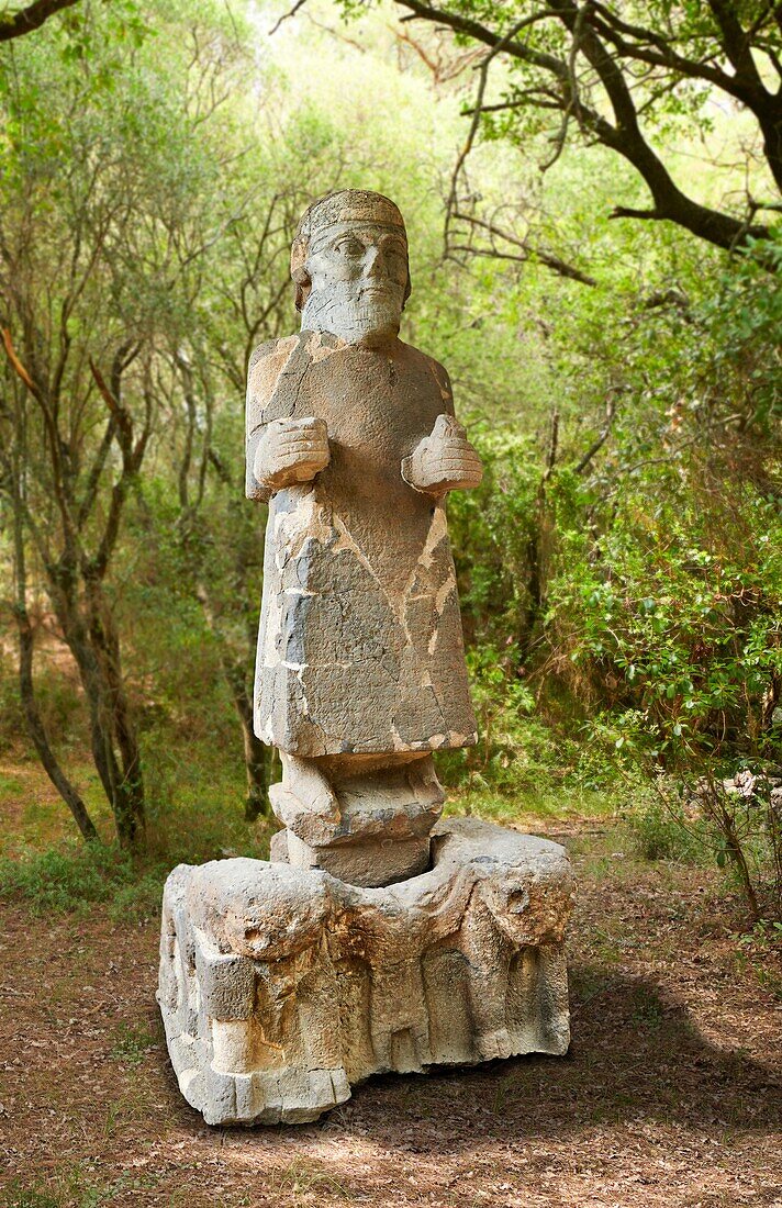 Die hethitische Skulptur des hethitischen Sturmgottes Tarhunzas (Tara¸"unz Tara¸"unna oder auf Hurritisch Teshub oder auf Phönizisch Baal Krntrys) am Südtor. 8. Jahrhundert v. Chr. Freilichtmuseum Karatepe Aslantas (Karatepe-AslantaŠŸ AcA±k Hava Muzesi), Provinz Osmaniye, Türkei.