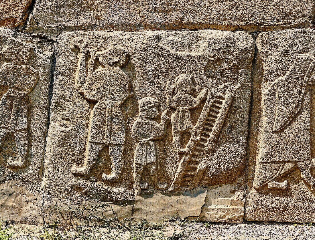 Hethitische, reliefierte Orthostatenplatten des Sphinx-Tors. Die Tafel stellt Gaukler dar. Alaca Hoyuk (Alacahoyuk) Hethitische archäologische Stätte Alaca, Provinz Corum, Türkei, auch bekannt als Alacahuyuk, Aladja-Hoyuk, Euyuk oder Evuk.