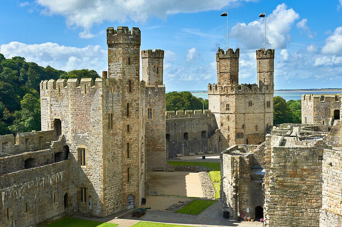 Caernarfon oder Carnarvon Castle, erbaut 1283 von König Edward I. von England, Gwynedd, Nordwestwales.