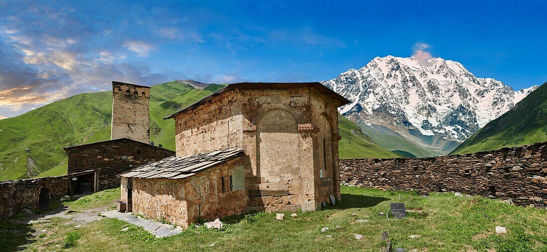 Die mittelalterliche georgisch-orthodoxe St.-Georgs-Kirche 'JGRag' mit dem Berg Shkhara (5193m) dahinter, Ushguli, Ober-Svaneti, Georgien.