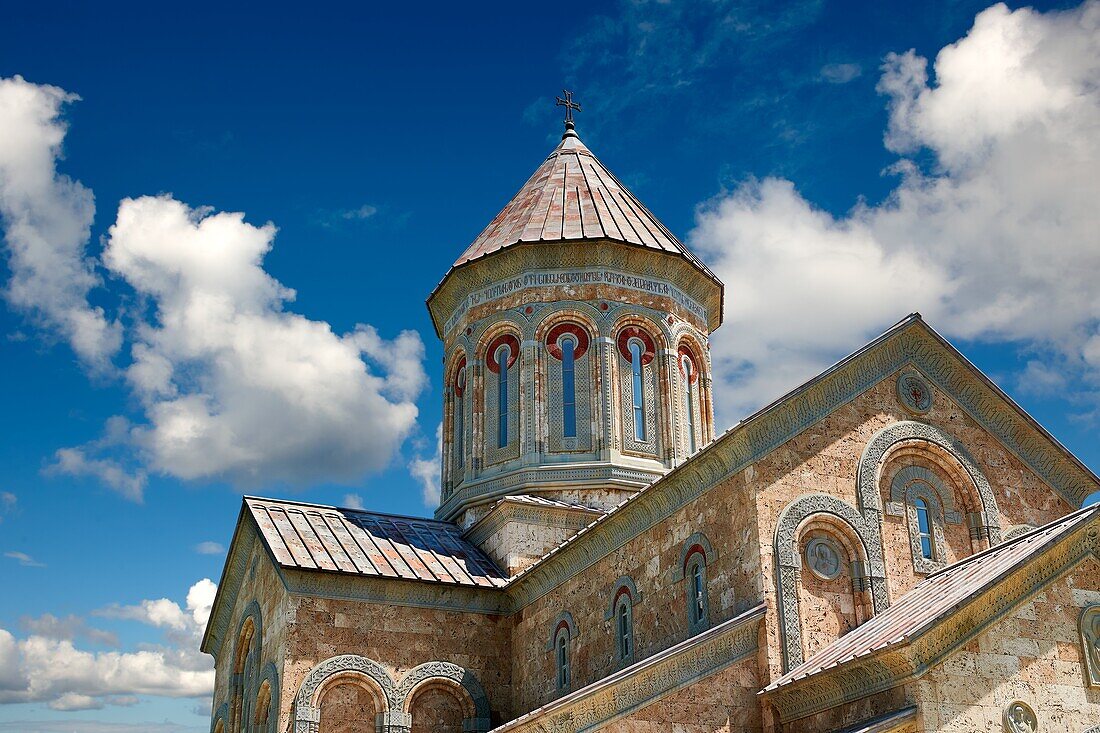 Kirche im georgischen Klassizismus-Stil im Kloster St. Nino in Bodbe, einem georgisch-orthodoxen Klosterkomplex und Sitz der Bischöfe von Bodbe, Schgnaghi, Kachetien, Georgien.