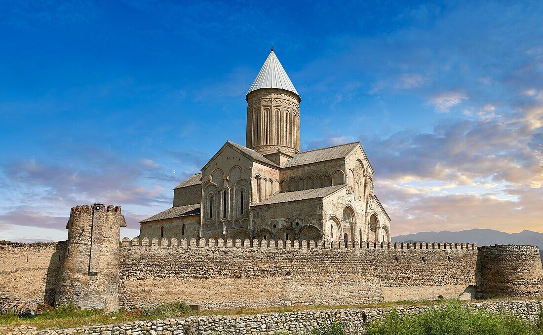 Die mittelalterliche St.-Georgs-Kathedrale und der Klosterkomplex von Alaverdi, 11. Jahrhundert, in der Nähe von Telavi, Georgien (Land).