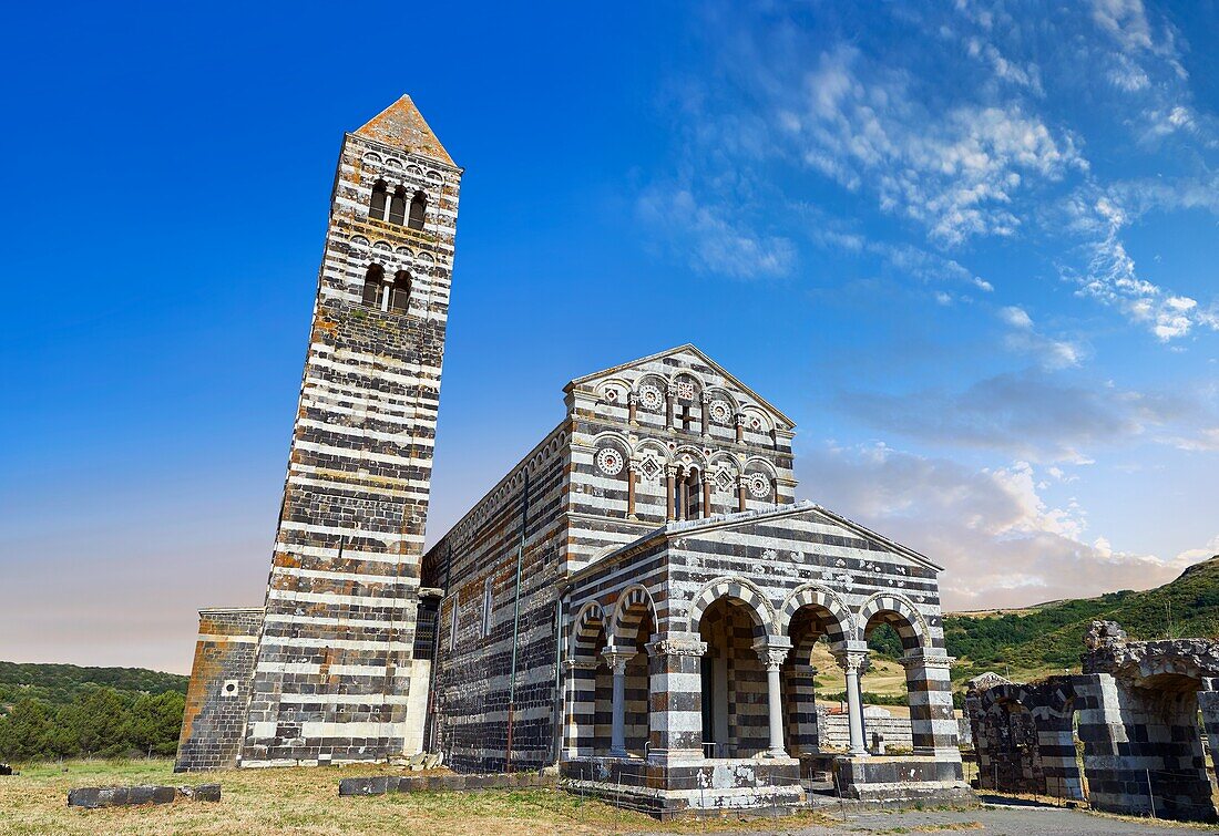 Außenansicht der Basilika Santissima Trinita di Saccargia im toskanisch-romanischen pisanischen Stil, geweiht 1116, Codrongianos, Sardinien.