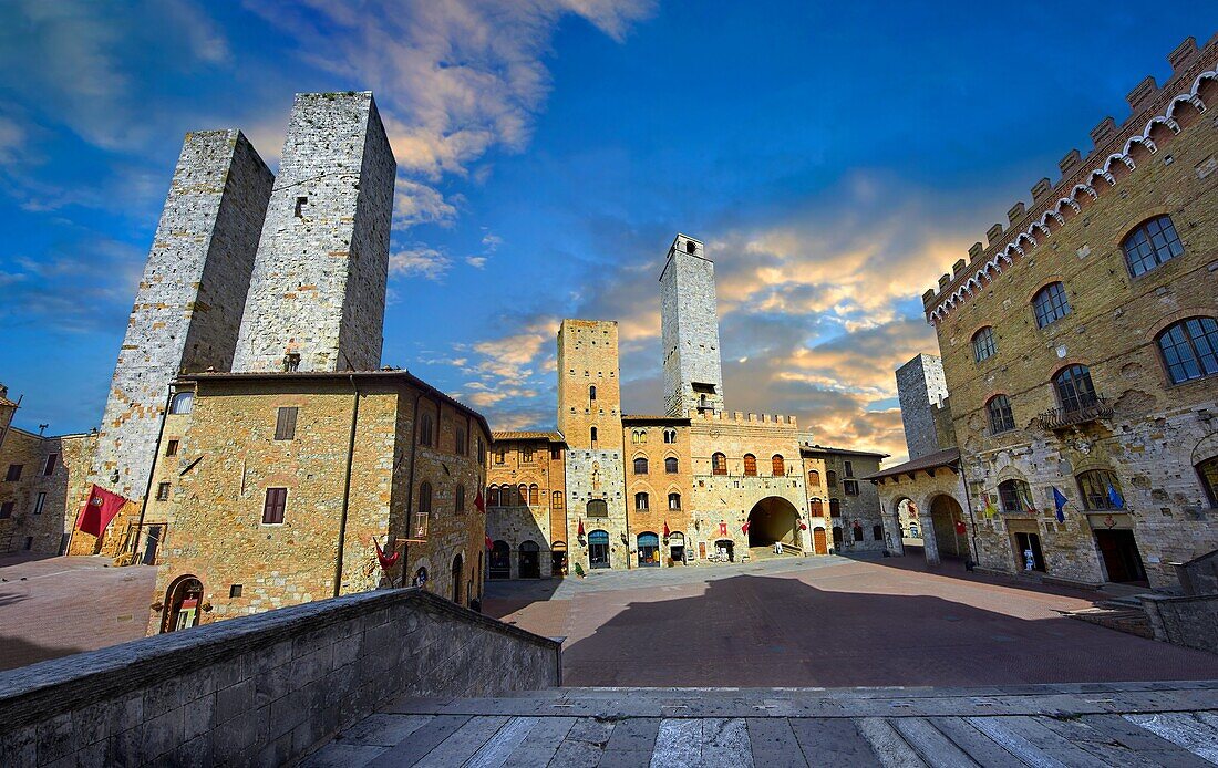 Die Piazza Duomo (Domplatz) von San Gimignano mit ihren mittelalterlichen Türmen, die als Verteidigungstürme gebaut wurden, aber auch, um den Reichtum der Familie durch die Höhe der Türme zu zeigen. Eine UNESCO-Welterbestätte. San Gimignano; Toskana Italien.