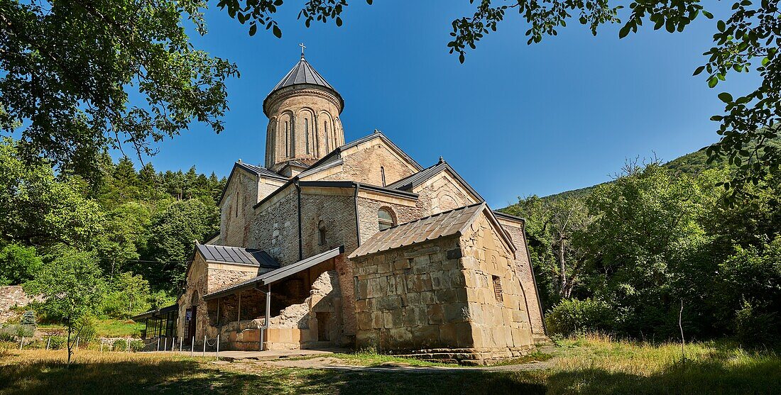 St.-Nikolaus-Kirche im historischen mittelalterlichen georgisch-orthodoxen Klosterkomplex Kintsvisi, Region Shida Kartli, Georgien (Land).