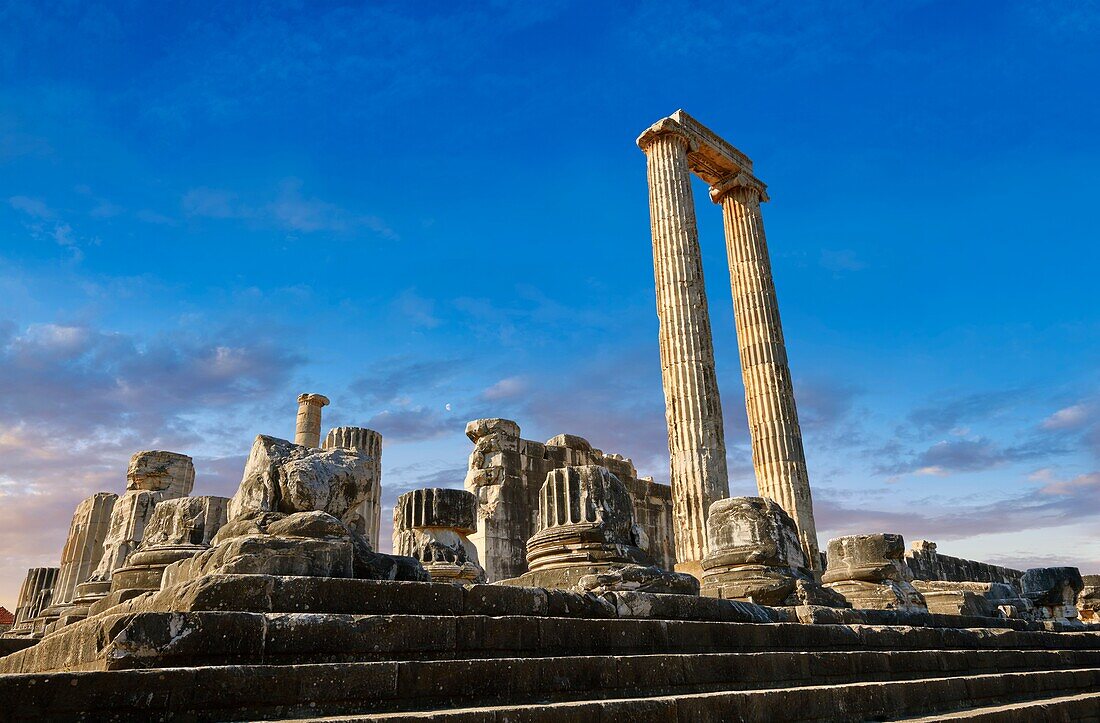 Ruinen des antiken ionischen griechischen Didyma-Tempels von Apollo und Sitz des Orakels von Apollo. Auch bekannt als das Didymaion, fertiggestellt um 550 v. Chr. Das moderne Didim in der Provinz Aydin, Türkei.