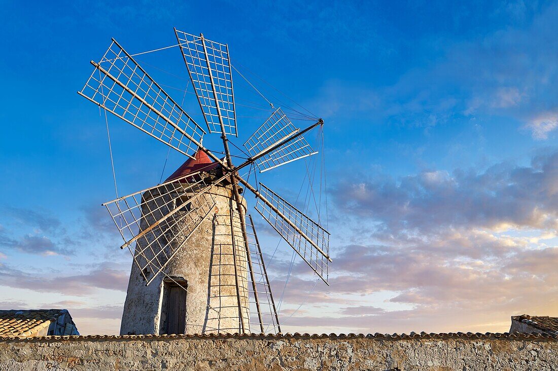 Museum der Salinen von Nubia und Windmühle von Nubia, Weltnaturschutzgebiet der Saline di Trapani und Paceco, Trapani, Sizilien.