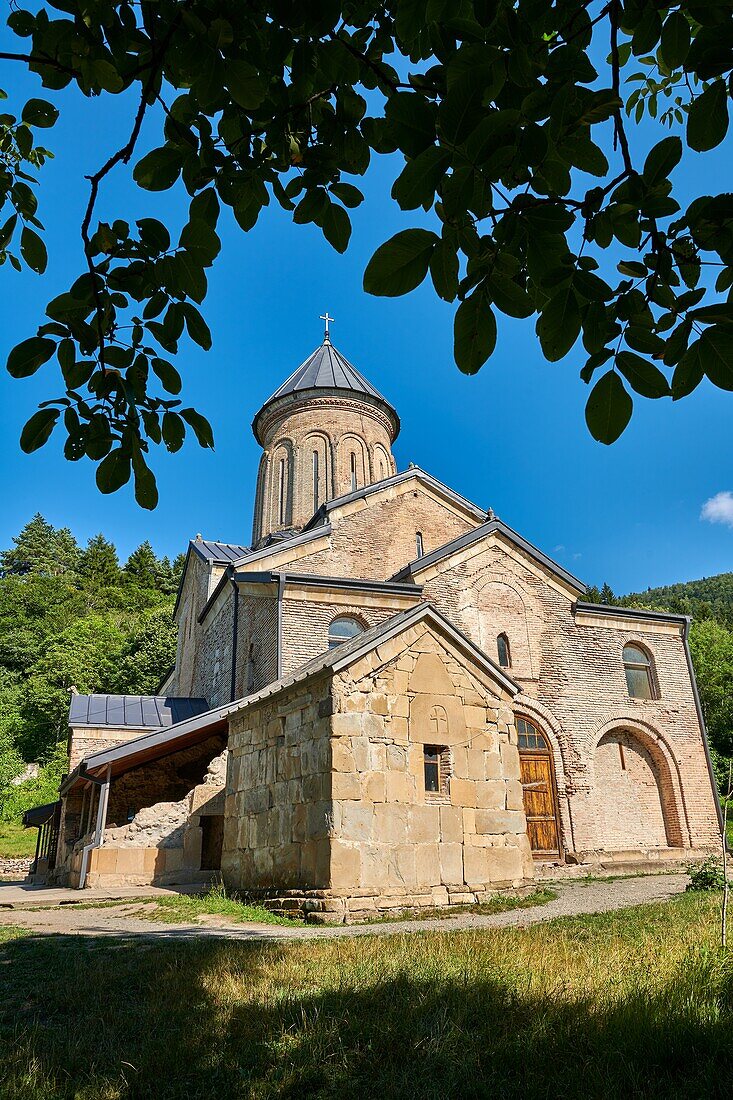 Bilder und Bilder der St.-Nikolaus-Kirche im historischen mittelalterlichen Kintsvisi-Kloster Georgisch-Orthodoxer Klosterkomplex, Region Shida Kartli, Georgia (Land).