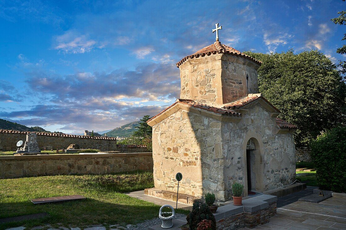 Mittelalterliche Kirche St. Nino, Samtavro-Kloster, Mtskheta, Georgien. Ein UNESCO-Weltkulturerbe.