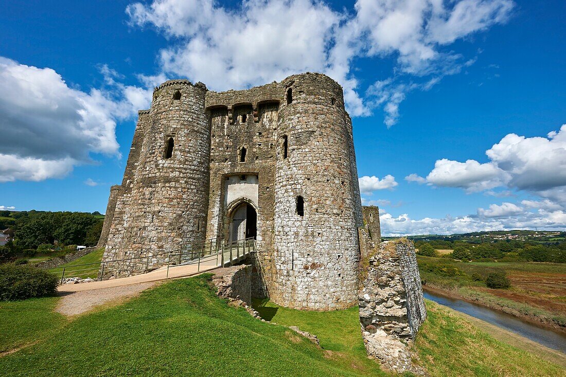 Tortürme des mittelalterlichen normannischen Kidwelly Castle, Kidwelly, Carmarthenshire, Wales.