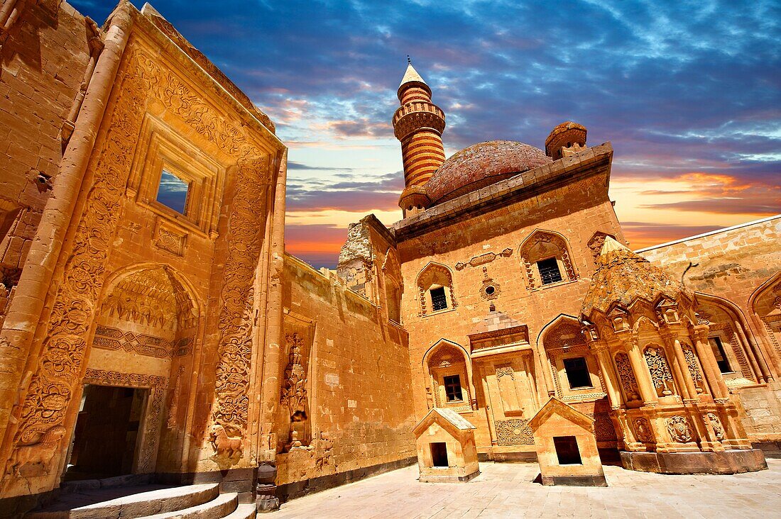 Innenhof der osmanischen Architektur aus dem 18. Jahrhundert des Ishak-Pascha-Palastes, der Provinz Agri in der Osttürkei. Ein UNESCO-Weltkulturerbe