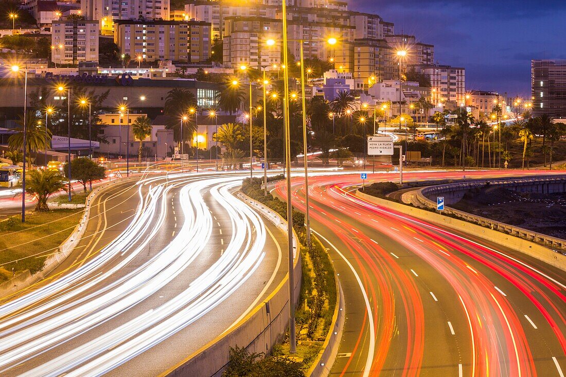 Las Palmas, Gran Canaria, Kanarische Inseln, Spanien. Morgenverkehr im Berufsverkehr, der auf der Avenida Maritima in Las Palmas einfährt.