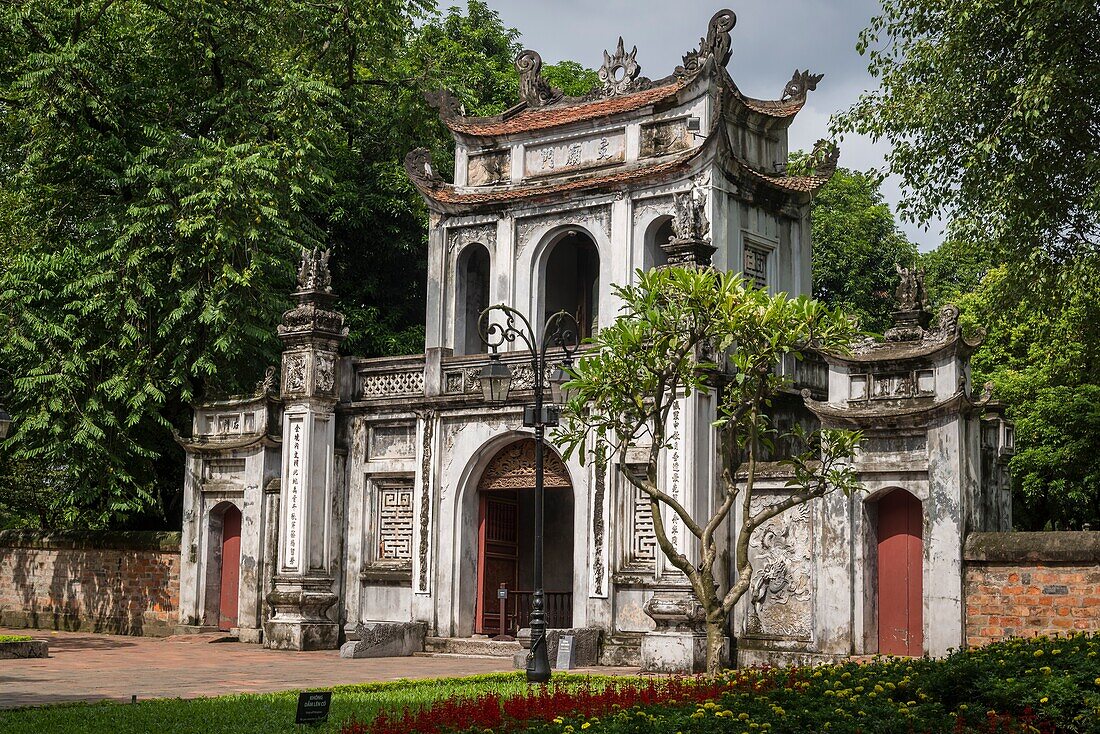 Literaturtempel Haupteingang, konfuzianischer Tempel aus dem 11. Jahrhundert, beherbergt die Kaiserliche Akademie, Hanoi, Vietnam.