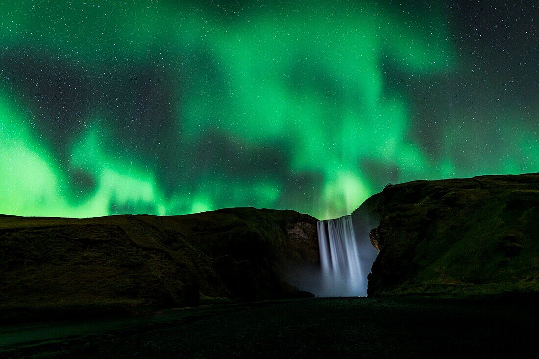 Skogafoss-Wasserfall mit Aurora Borealis, Island.