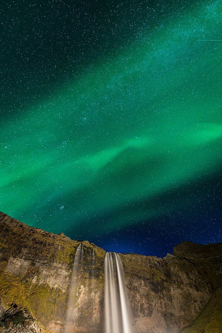 Wasserfall Seljalandsfoss und Aurora Borealis, Island.