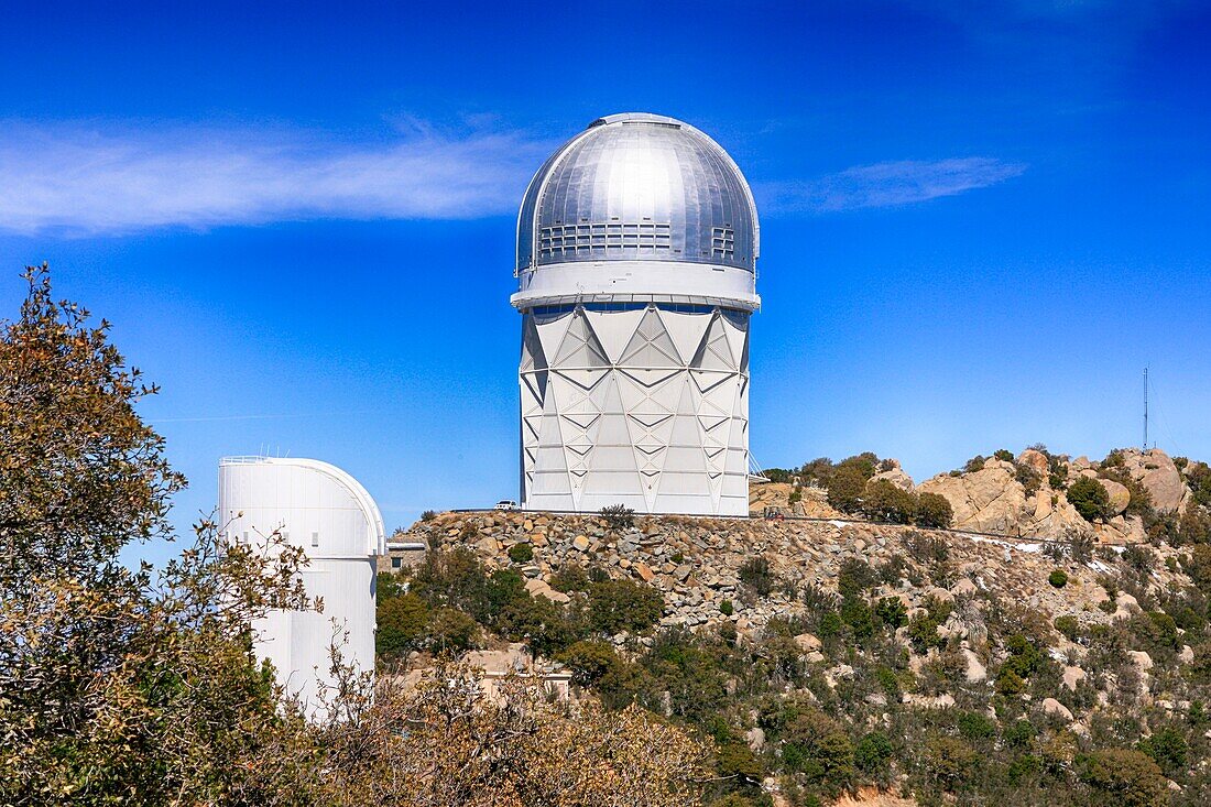 Teleskopkuppeln am Kitt Peak National Observatory in Arizona.