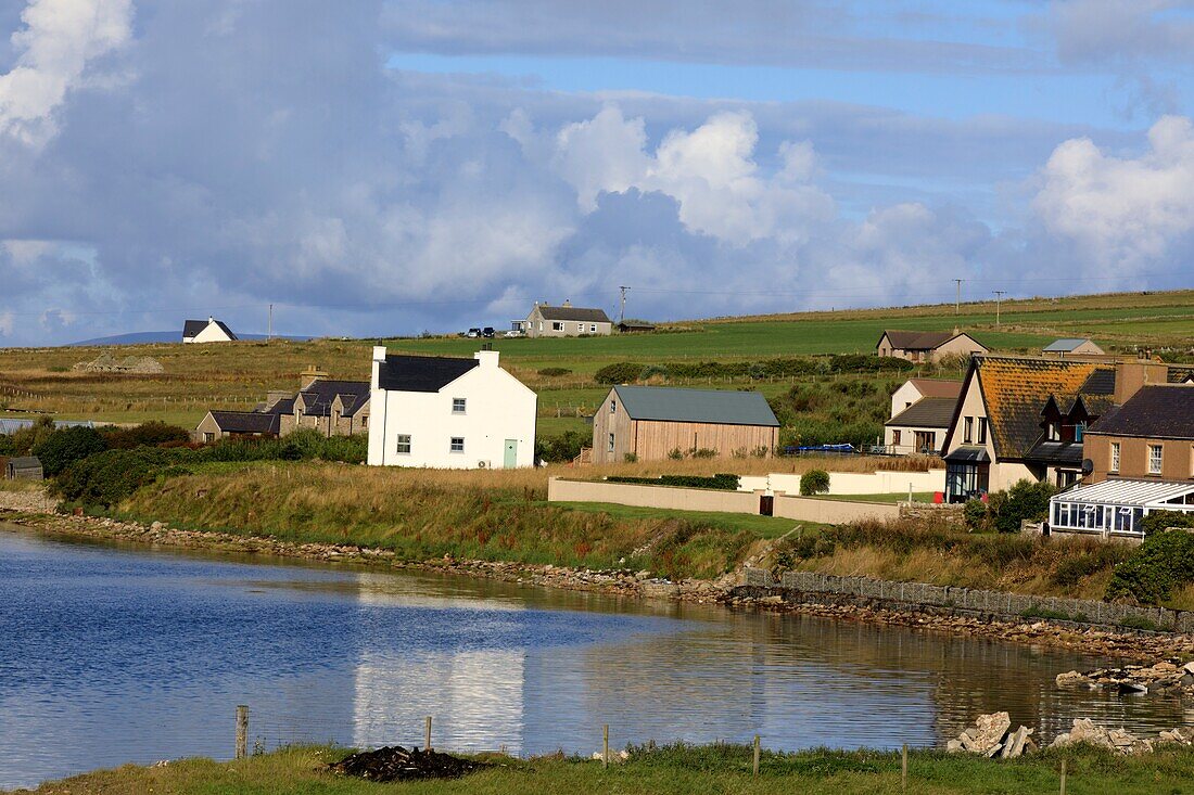 Landschaft in der Nähe des Hafens von Scapa Flow, Orkney, Schottland, Highlands, Vereinigtes Königreich.