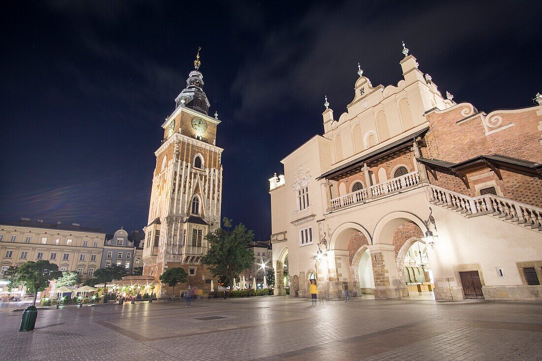 Krakau Polen am 25. September 2018: Der Marktplatz in der Abenddämmerung.