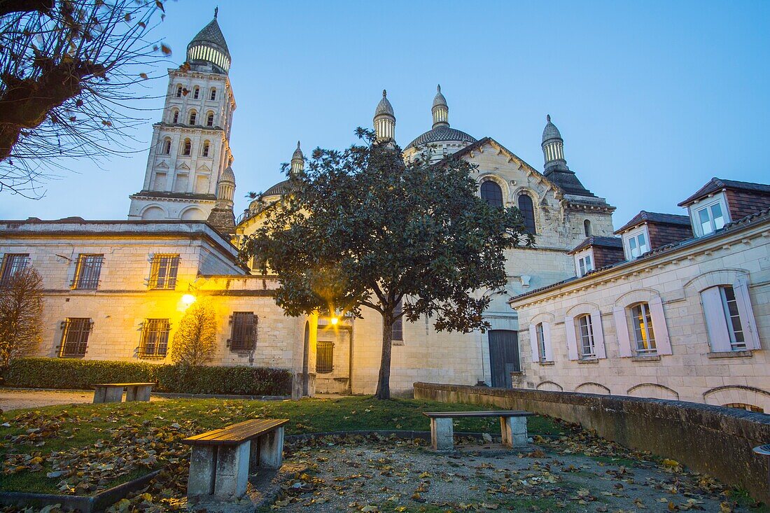 Nachtlandschaft in Perigueux, New Aquitaine, Dordogne Frankreich am 7. Dezember 2018: Die wunderbare byzantinische Kathedrale von Perigueux bei Nacht.