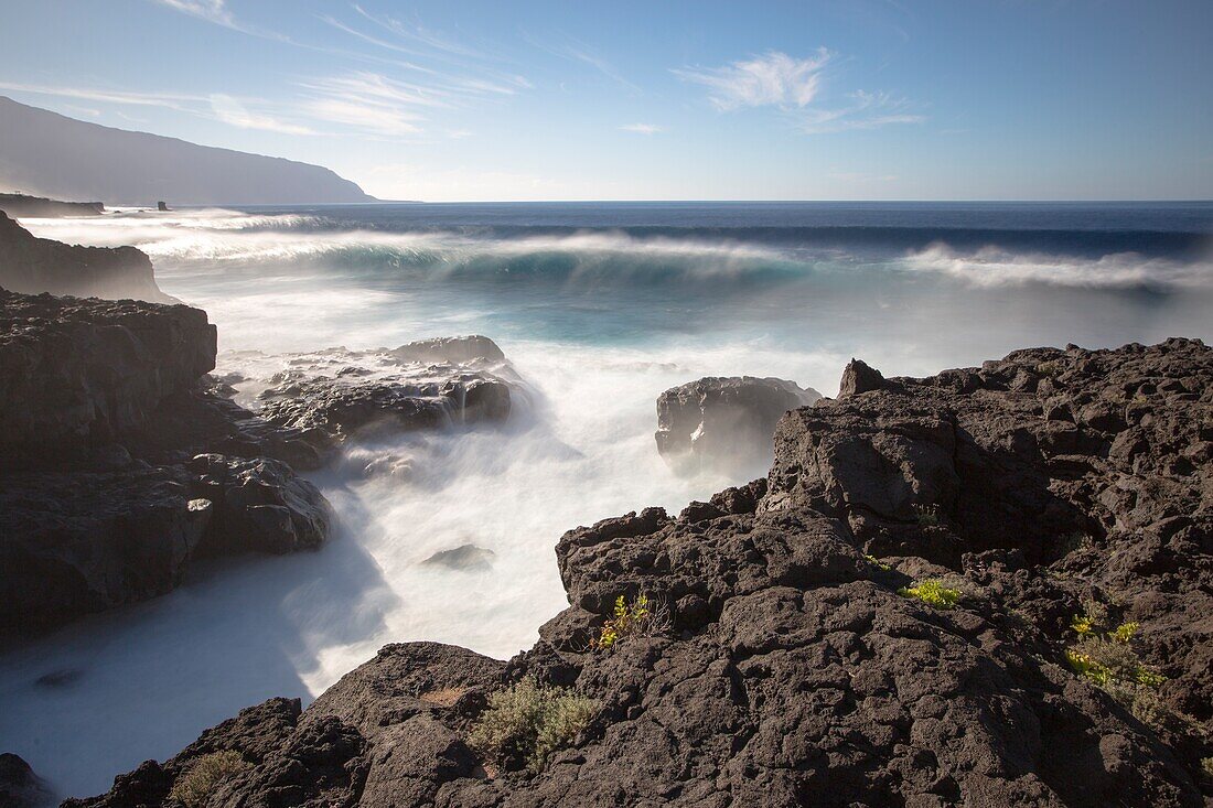 Wellenförmiger Ozean in Las Puntas Küste La Frontera Insel El Hierro Kanarische Inseln Spanien.