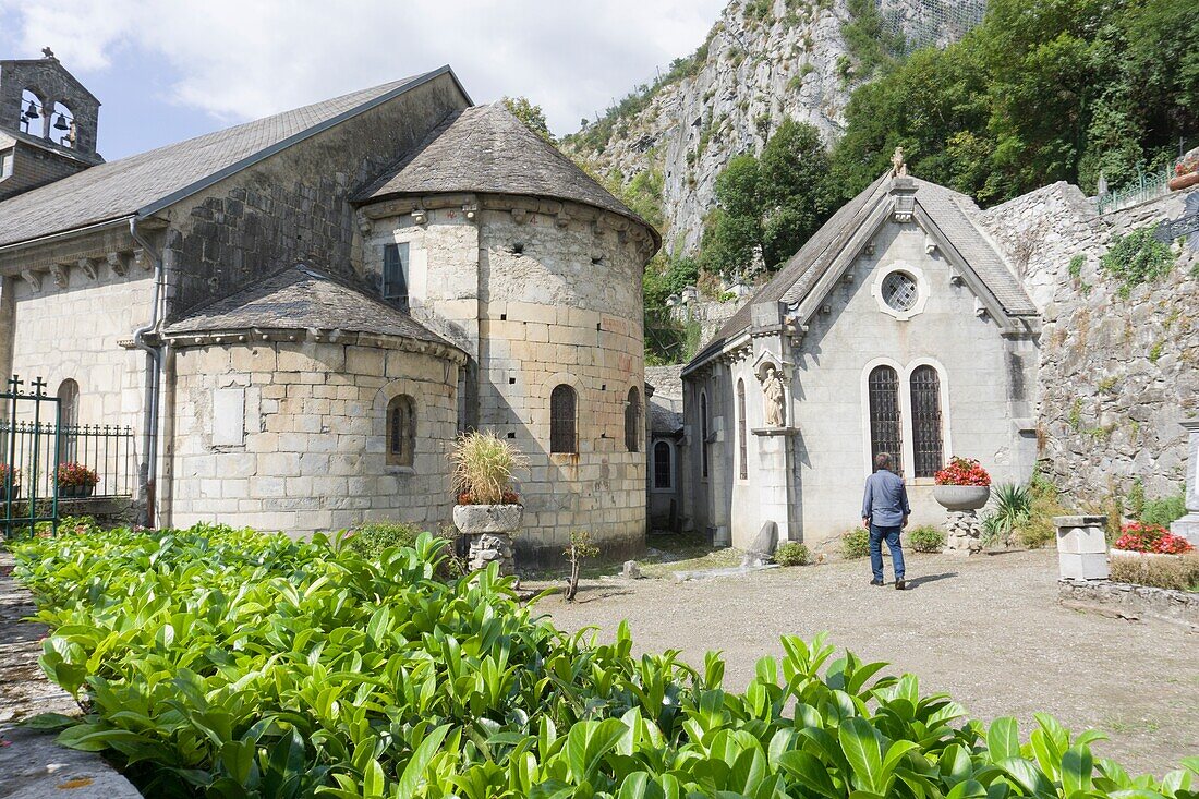 Romanische Kirche im Dorf Saint Beat Midi-Pyrenäen Frankreich.