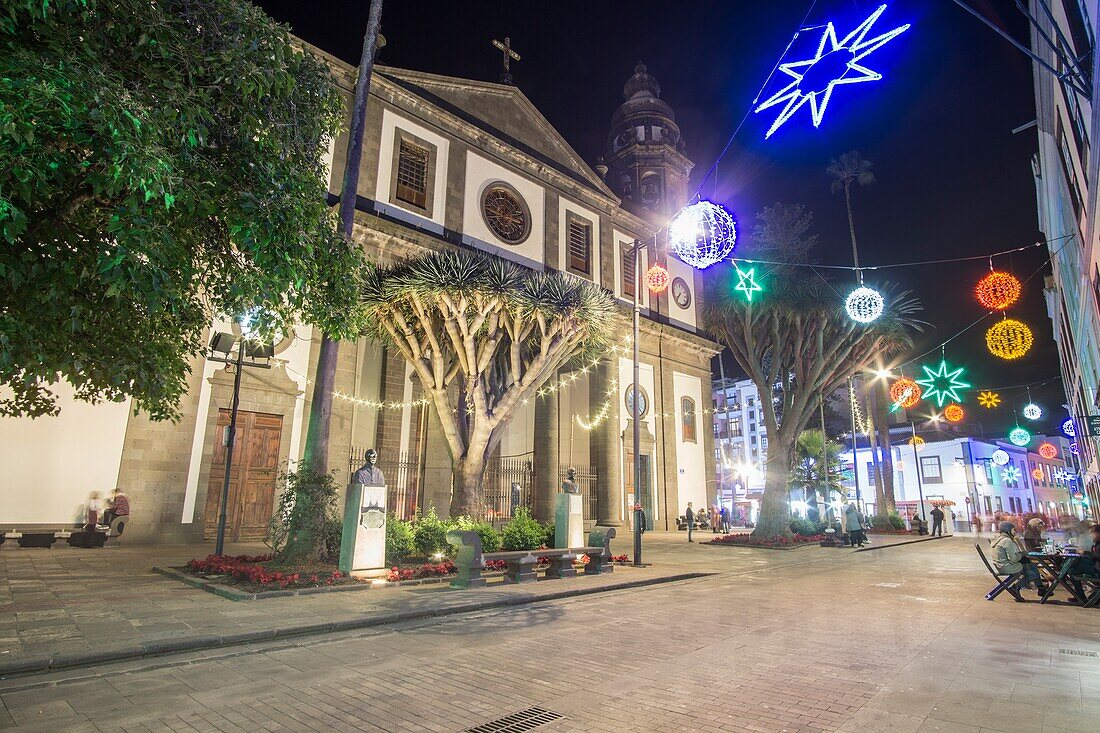 La Laguna Teneriffa Kanarische Inseln am 3. Januar 2019: Weihnachtsbeleuchtung in einer geschäftigen Stadt.