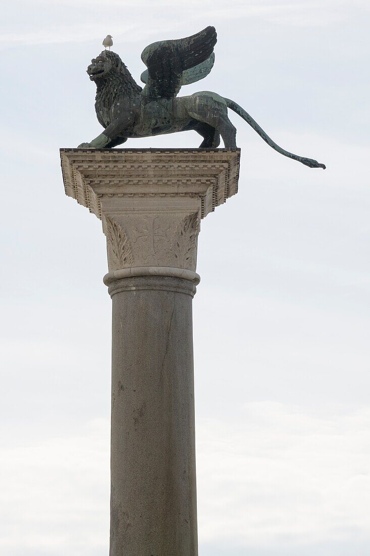 Venedig, Venetien, Italien: Die berühmte antike geflügelte Löwenskulptur.