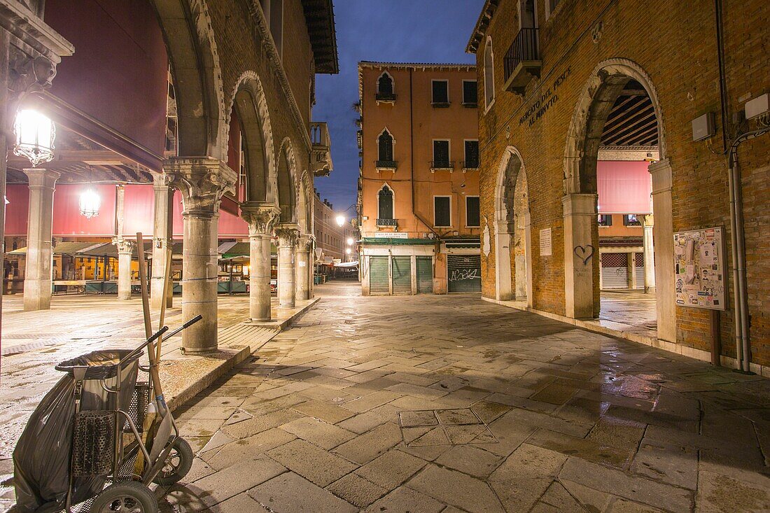 Venedig, Venetien, Italien: Dämmerung im Canal Grande. Rialto-Markt.