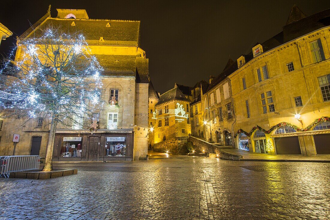 Nachtlandschaft in Sarlat la Caneda, einer wunderschönen mittelalterlichen Stadt und einer der Höhepunkte bei einem Besuch im Dordogne-Perigord Frankreich am 6. Dezember 2018.