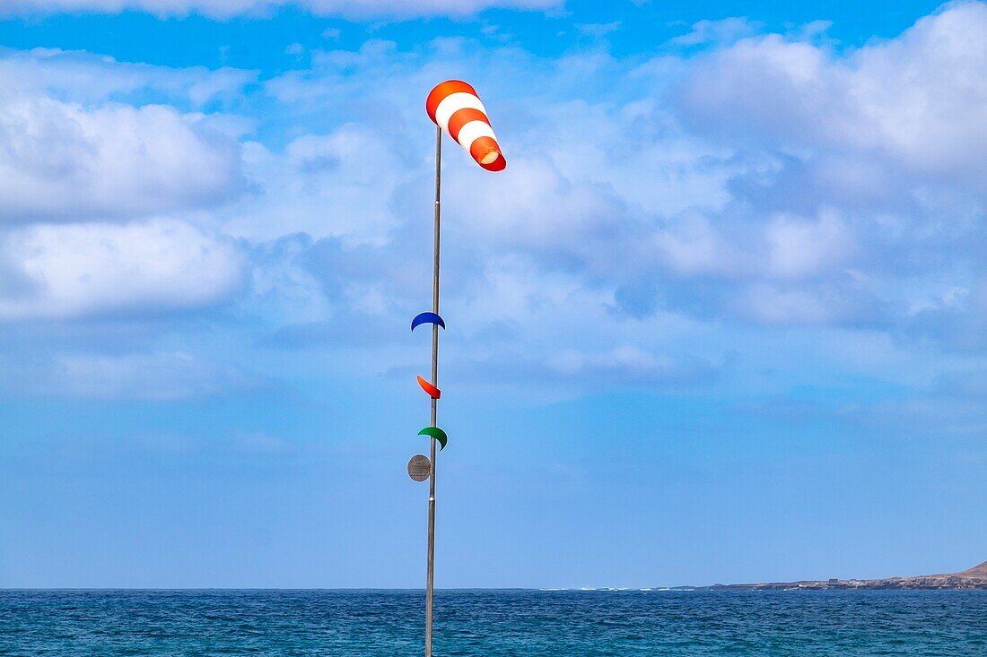Windsack, der die Windrichtung, aber auch die Windstärke in der Beaufort-Skala anzeigt, Las Palmas de Gran Canaria.
